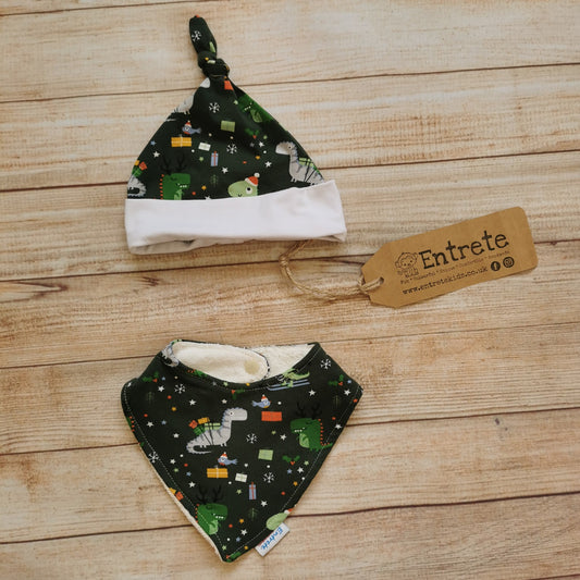 Christmas dinosaurs bamboo bib and babies hat gift set. Handmade using dark green festasaurus and white cotton jerseys and absorbent natural bamboo on the bib. A great Christmas gift for a little dinosaur fanatic!!