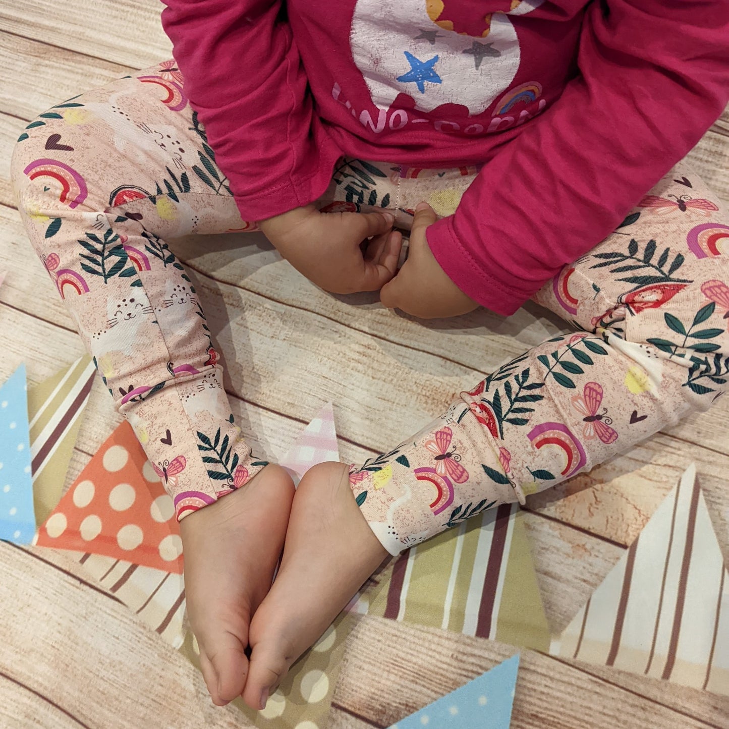 Close up of the playful pink cats girls leggings.