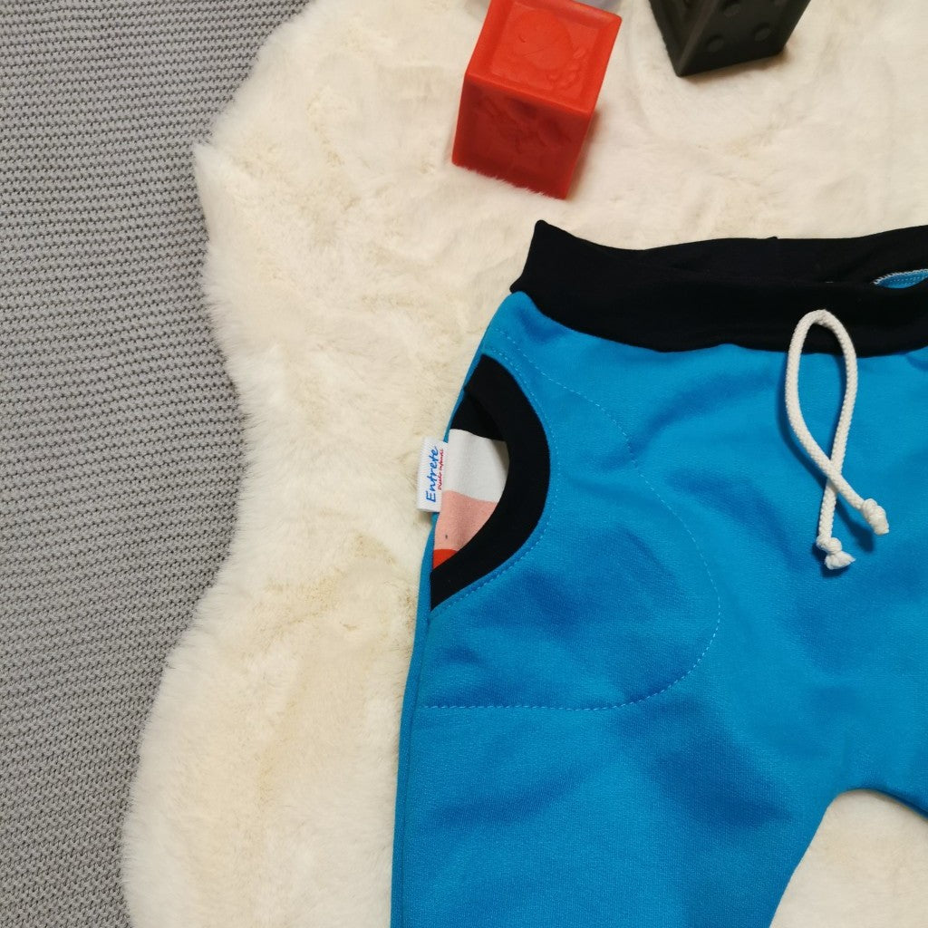 A close up of the contrasting colour striped pockets.