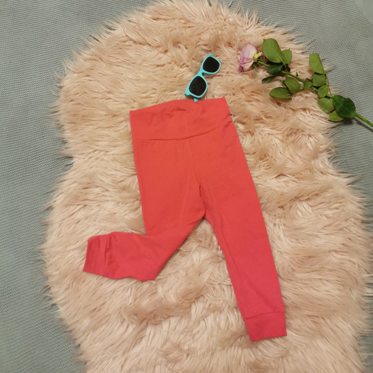 Soft and stretchy leggings with a comfortable non-elasticated waist. Handmade using fuchsia organic cotton jersey.